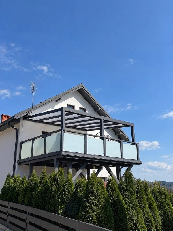 Nadwieszane zadaszenie balkonu z poliwęglanu komorowego LOTA Outdoor Systems zdjęcie 2