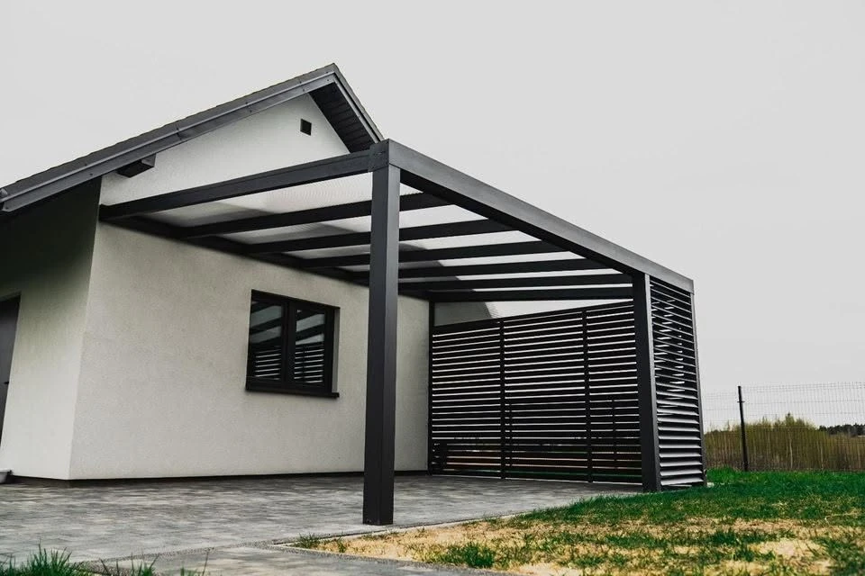 Nowoczesna wiata samochodowa z lamelami aluminiowymi montaż LOTA Outdoor Systems zdjęcie 2