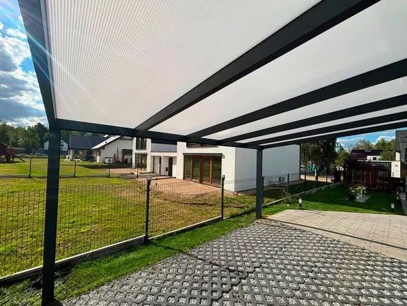 Nowoczesna wiata samochodowa z lamelami aluminiowymi montaż LOTA Outdoor Systems zdjęcie 3