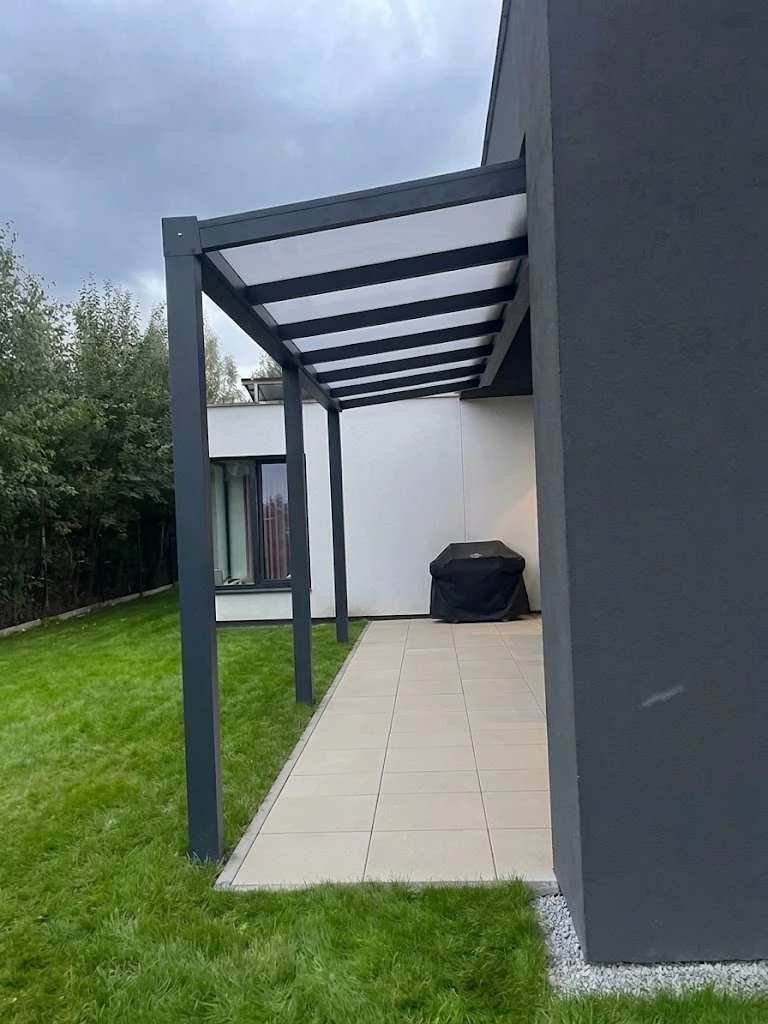 Szklane zadaszenie tarasu z przesuwną zabudową szklaną LOTA Outdoor Systems zdjęcie 2